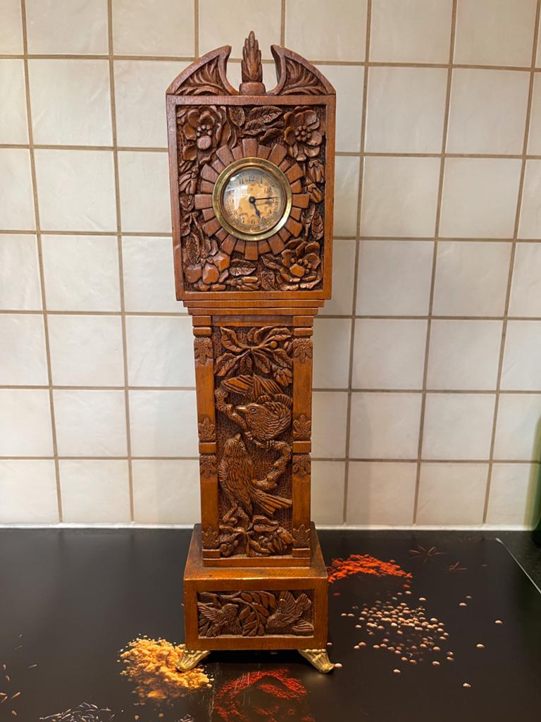 Handgesneden Art Nouveau miniatuur staande klok, 55,5 cm, Antiek en Kunst, Antiek | Klokken, Ophalen