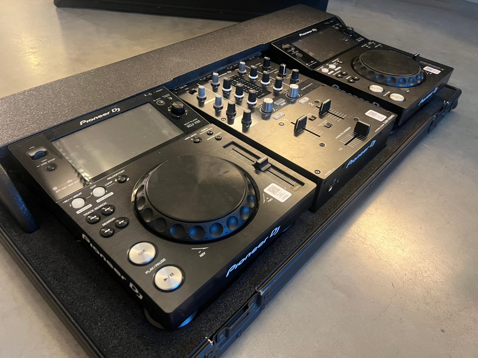 Pioneer dj - 2 xdj700 - djm 250 mk2 in FLT-450sys flightcase, Musique & Instruments, DJ sets & Platines, Enlèvement, Comme neuf