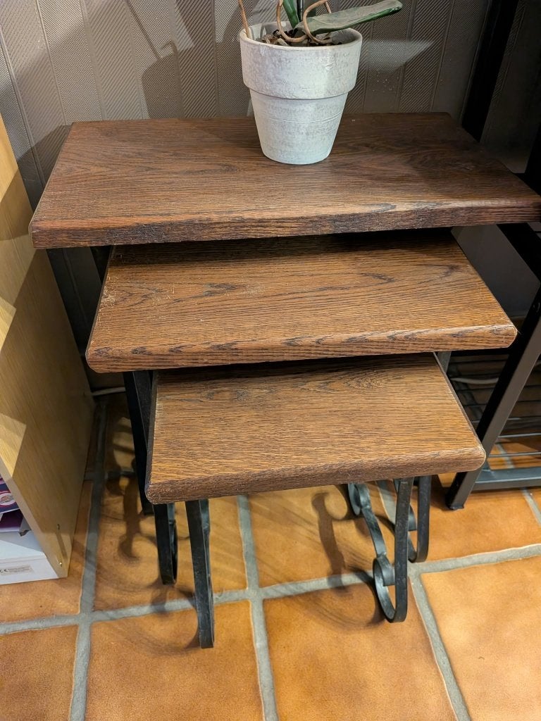 Trio de tables gigognes en chêne et fer forgé, Enlèvement, Utilisé