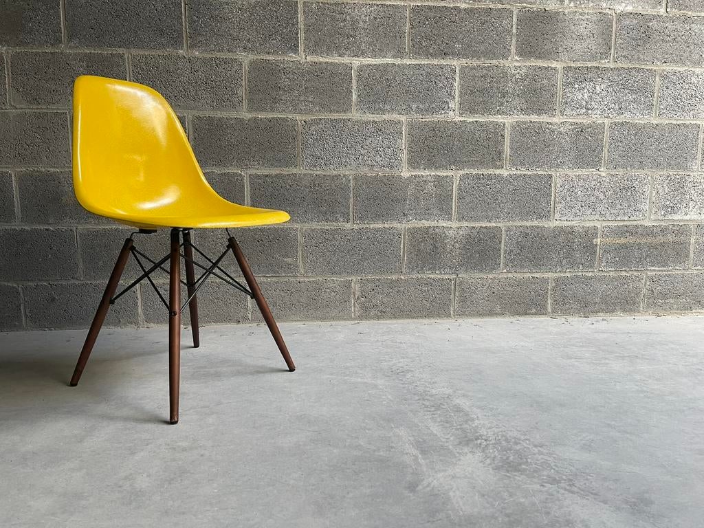 Eames Vitra Herman Miller Fiberglass Canary Yellow, Ophalen of Verzenden, Gebruikt