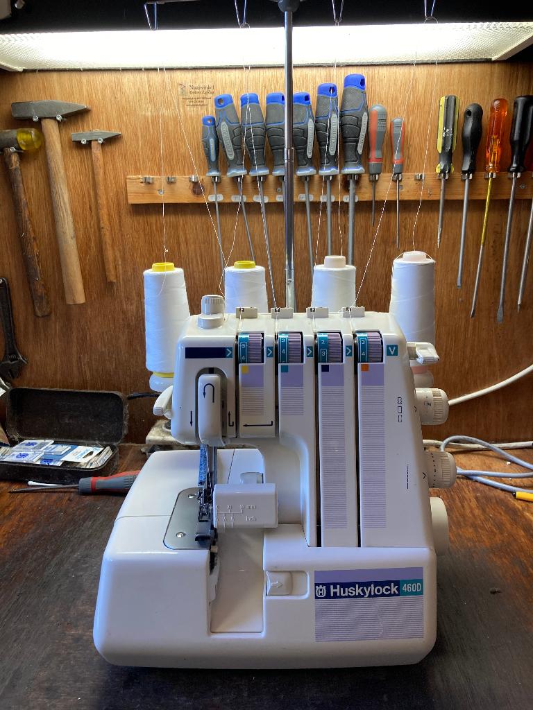 Huskylock 460D - leuke startersmachine, Hobby en Vrije tijd, Naaimachines en Toebehoren, Zo goed als nieuw, Lockmachine, Husqvarna