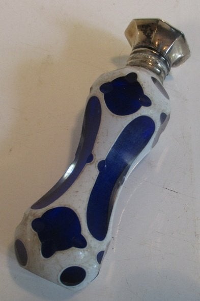bouteille de parfum bohème antique bouchon argenté  2, Antiquités & Art, Envoi