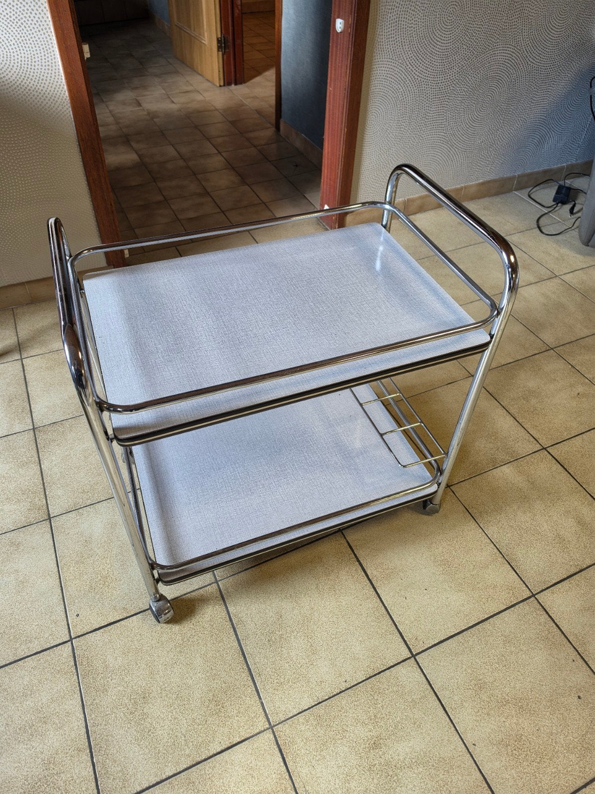 Chariot de service/chariot de bar vintage en chrome avec por, Maison & Meubles, 55 à 75 cm, Comme neuf, Enlèvement, Métal ou Aluminium