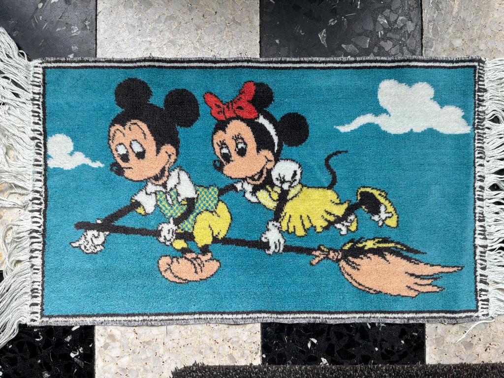 Mickey en Minnie op bezem - tapijtje, Ophalen of Verzenden, Zo goed als nieuw