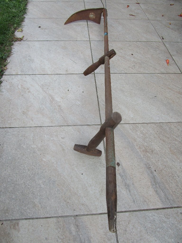 Antieke zeis met lange steel, Ophalen