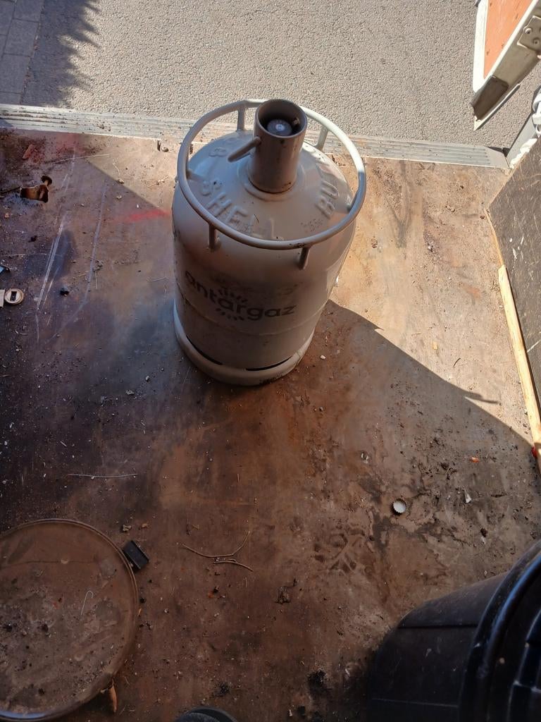 Gasfles, ongeveer halfvol, Ophalen