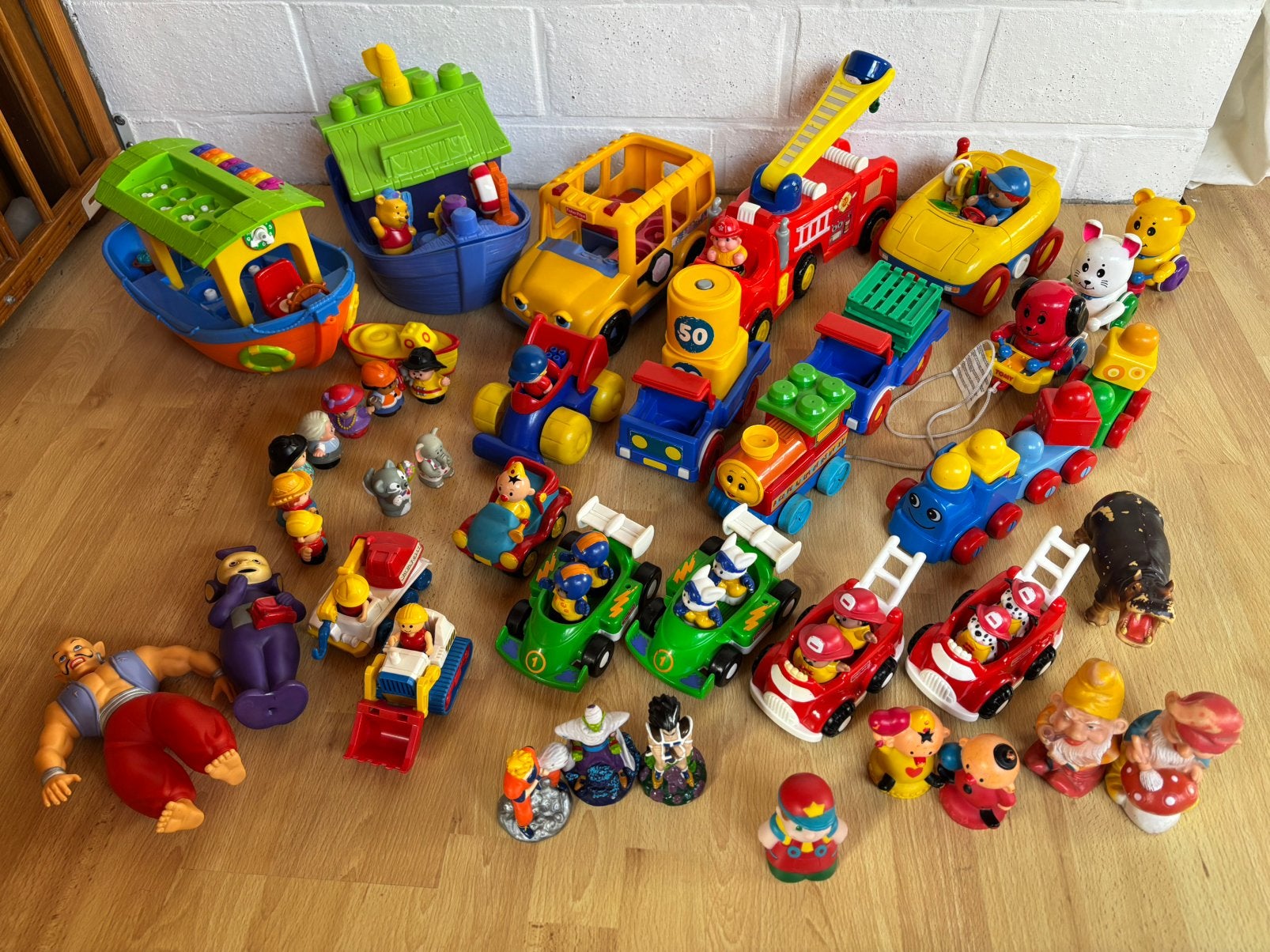 Kinderspeelgoed ( auto / boot/ trein/ en mannentjes ), Ophalen, Zo goed als nieuw