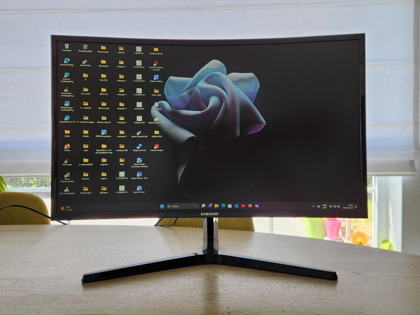 Curved 27inch Samsung monitor
Hoog contrast loepzuiver beeld, Enlèvement, DisplayPort, LED