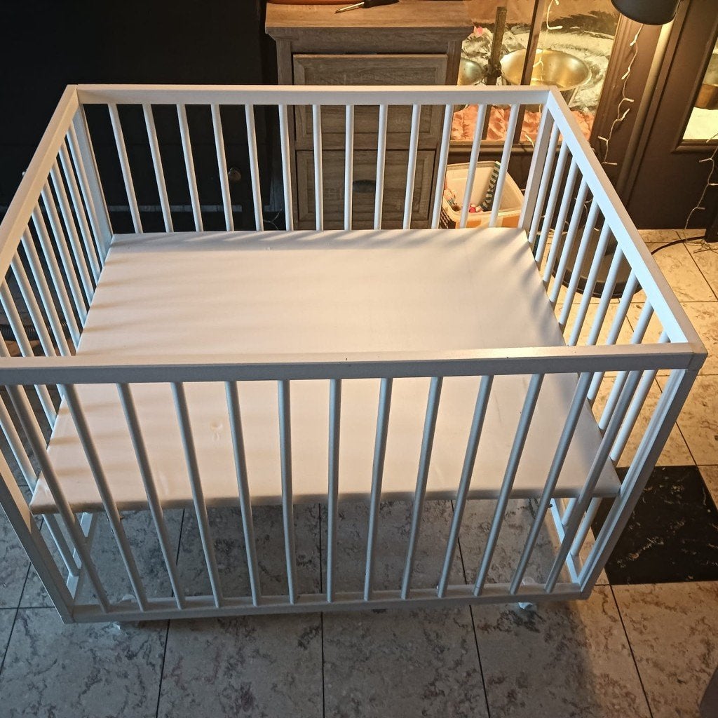 Parc bébé en bois blanc – Fond réglable en hauteur, Enfants & Bébés, Parcs, Enlèvement, Utilisé, Rectangulaire, Réglable en hauteur