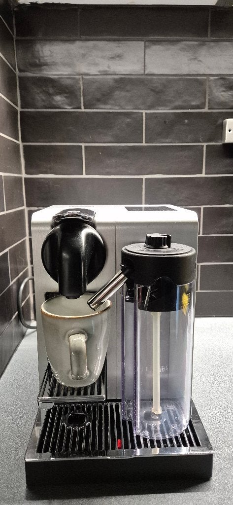 Nespresso DeLonghi Lattissima Pro, RVS - +  houder en koffie, Machine à espresso, Réservoir d'eau amovible, Enlèvement ou Envoi
