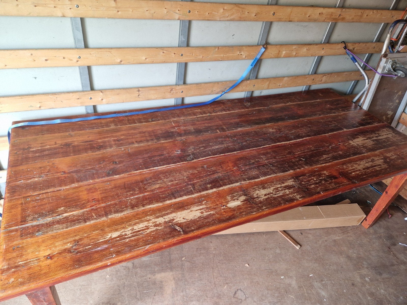 Grande table de ferme, Enlèvement