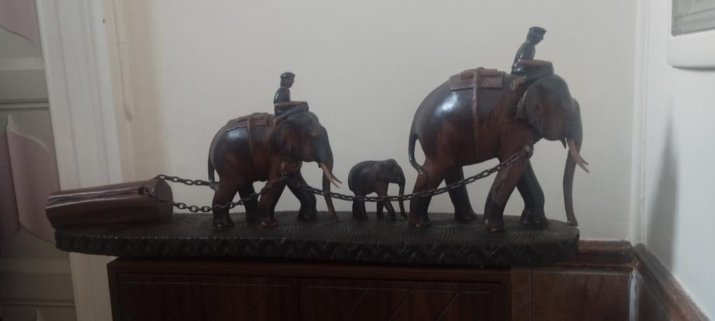 Sculpture série d'éléphants, Enlèvement ou Envoi, Bois, Scène
