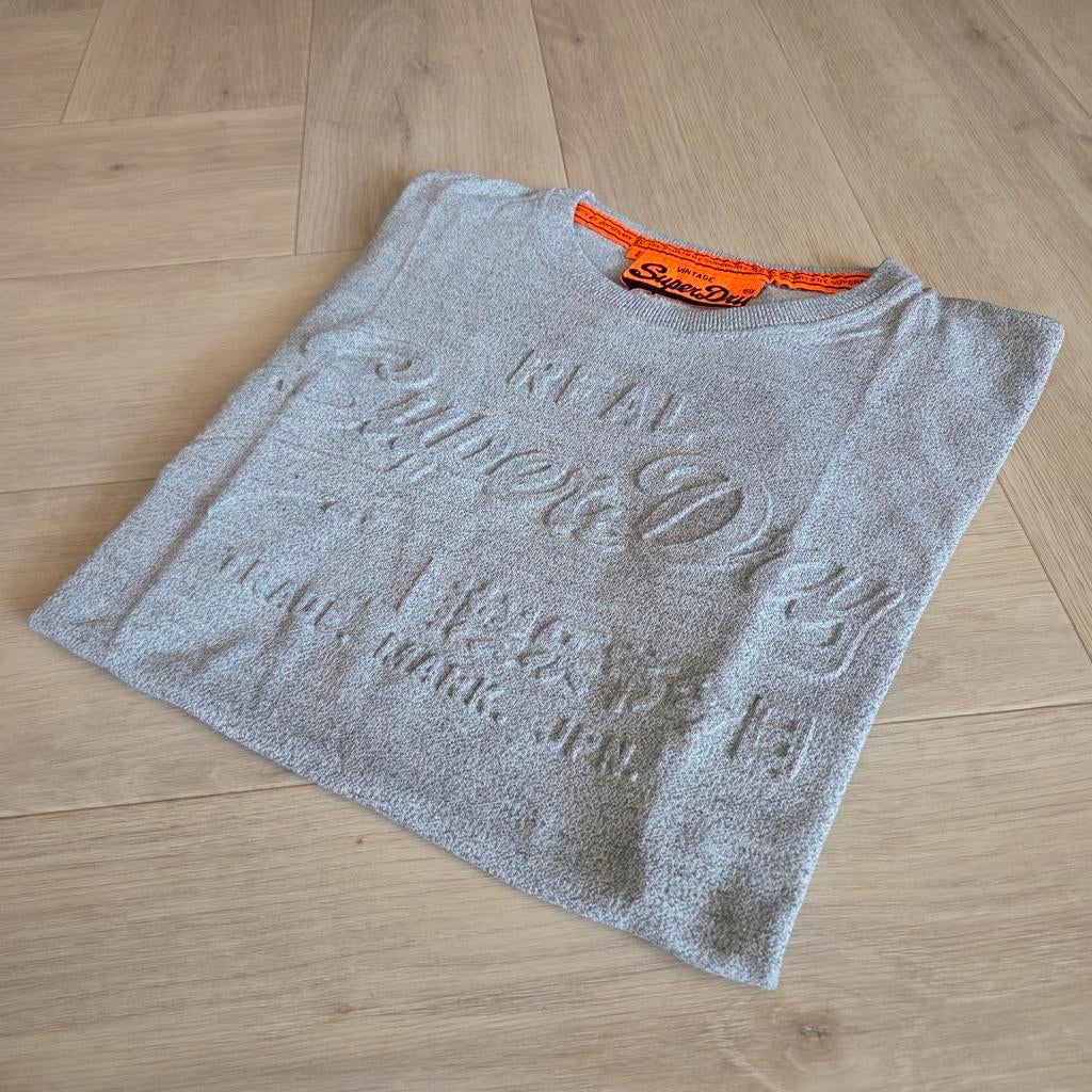 Chemise grise Superdry élégante avec logo embossé taille XS, Vêtements | Hommes, T-shirts, Comme neuf, Taille 46 (S) ou plus petite