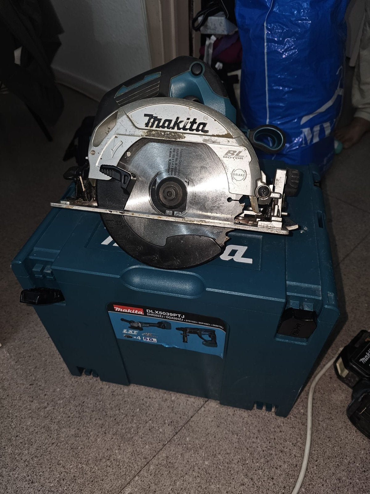 Scie circulaire sans fil Makita DHS661 (18V - 165 mm), Enlèvement, Comme neuf, Scie circulaire