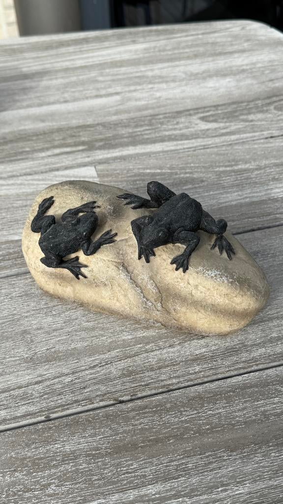 Vijverbeeldje van kikkers op een steen, Tuin en Terras, Tuinbeelden, Ophalen of Verzenden, Zo goed als nieuw, Kunststof