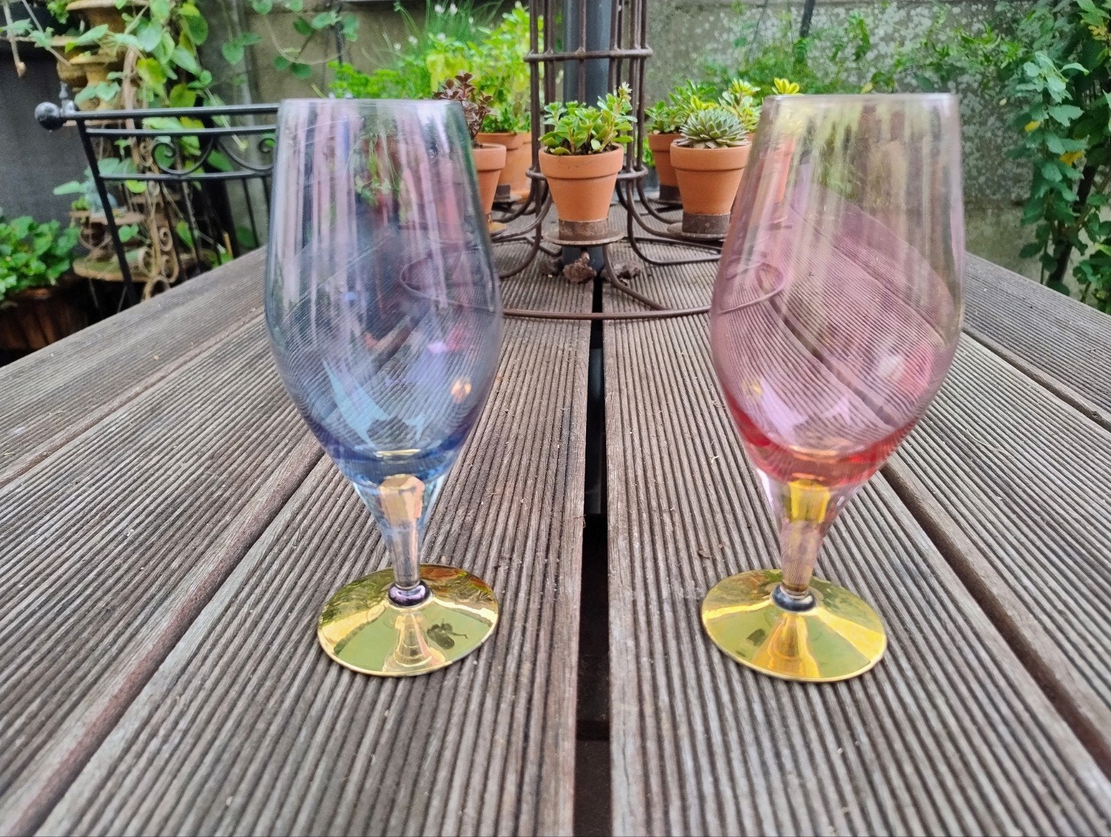 2 vintage wijnglazen met vergulde voet., Verzamelen, Glas en Drinkglazen, Ophalen of Verzenden, Zo goed als nieuw, Overige typen