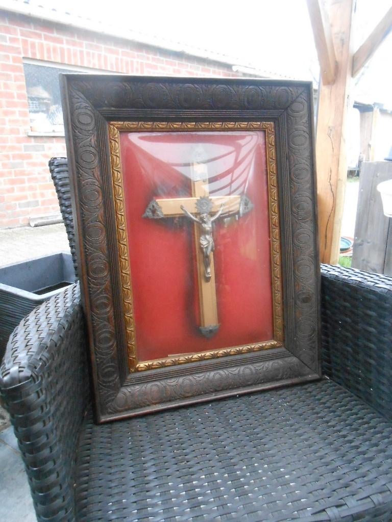 kruisbeeld in kader met bol glas, Antiek en Kunst, Ophalen