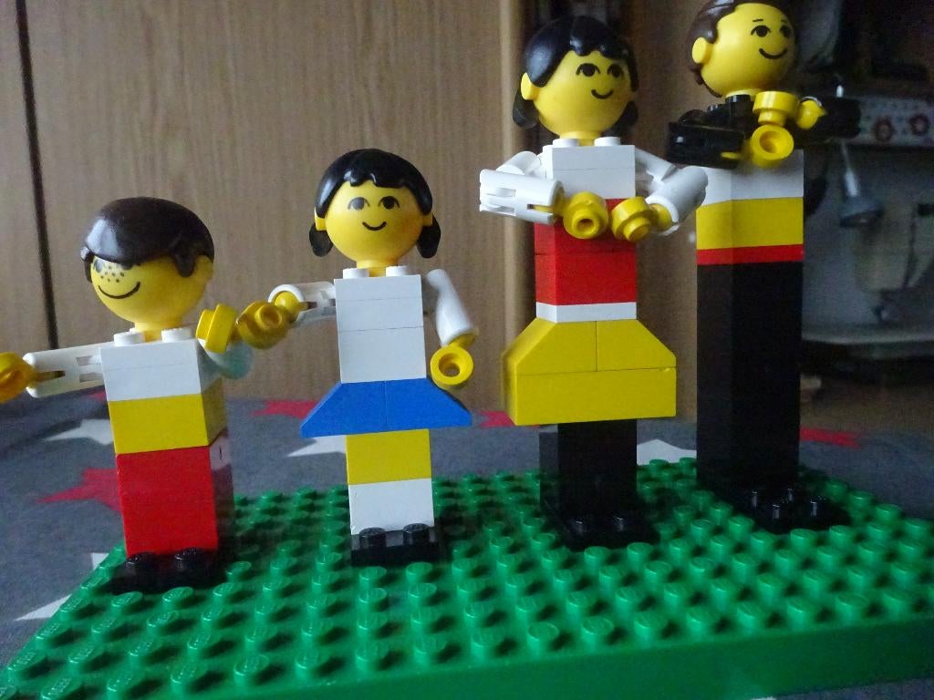 LEGO Vintage 200 - 4 personnages de 1974 en bon état, Enlèvement ou Envoi, Utilisé, Ensemble complet, Lego