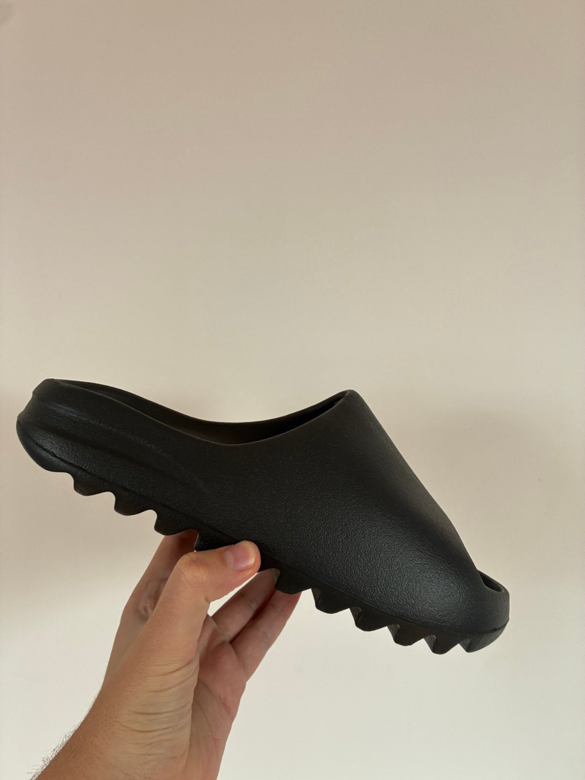Yeezy Slide Onyx, Kleding | Heren, Ophalen of Verzenden, Zo goed als nieuw