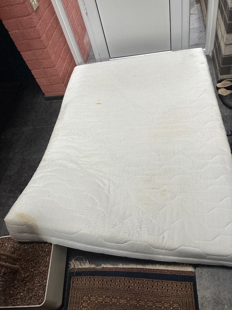Matras en lattenboden, Ophalen, 140 cm, Zo goed als nieuw, Twijfelaar