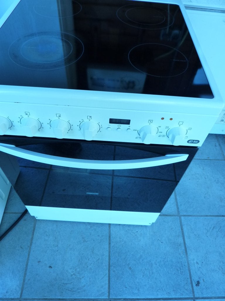 Fornuis Zanussi met vitro-keramische kookplaat en oven, Ophalen, Keramisch, 4 kookzones, Zo goed als nieuw