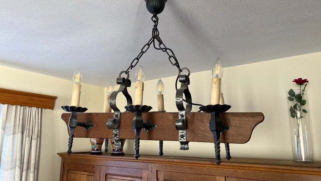 luster met smeedwerk zie foto’s, Huis en Inrichting, Lampen | Kroonluchters, Ophalen, Gebruikt, Hout, E14 (klein)