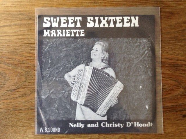 single nelly and christy d'hondt, Beschermende buitenhoes, Ophalen of Verzenden, 7 inch, Overige genres