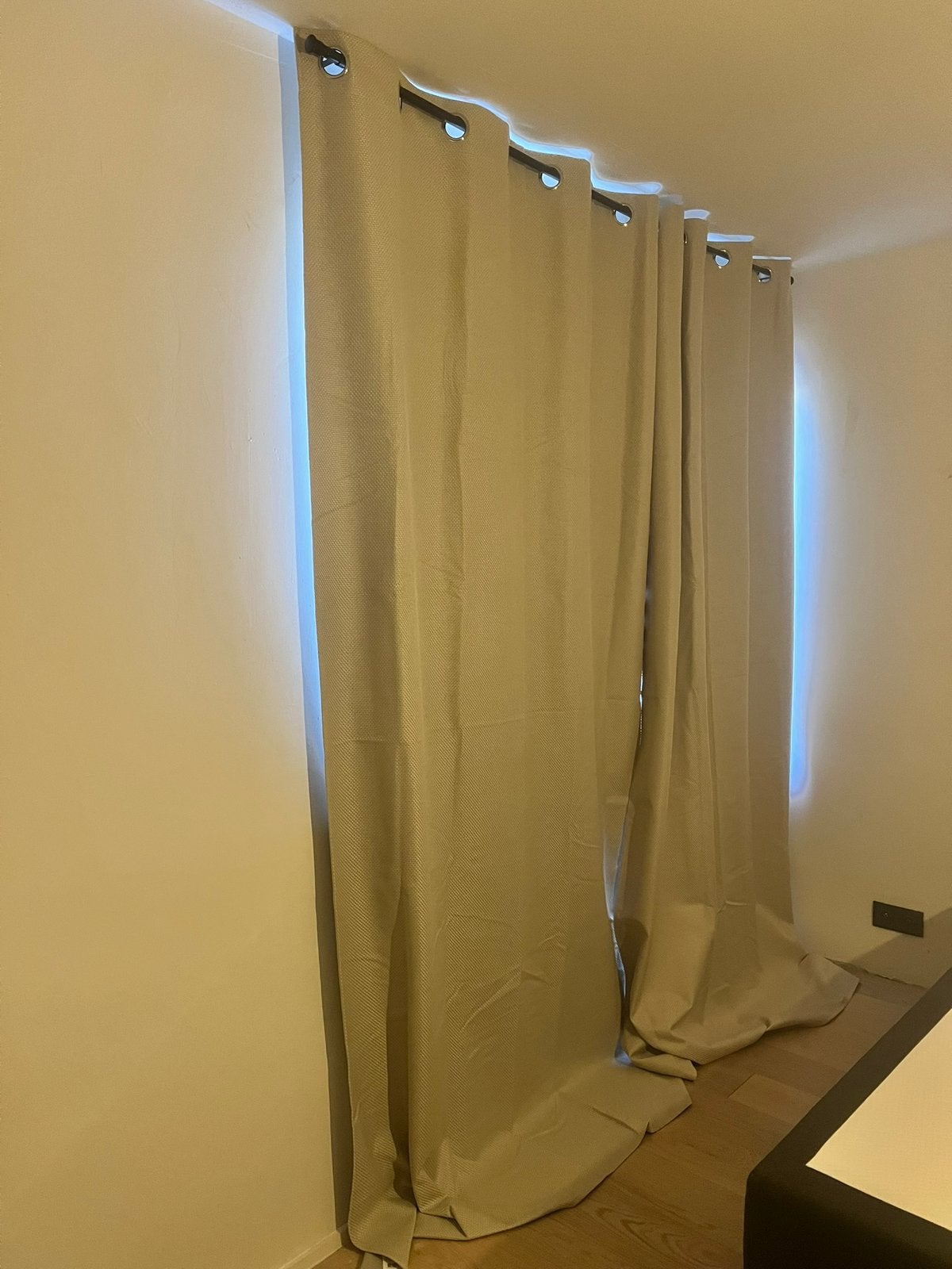 Verduisterende gordijnen + rail, Huis en Inrichting, Ophalen, Zo goed als nieuw, Beige