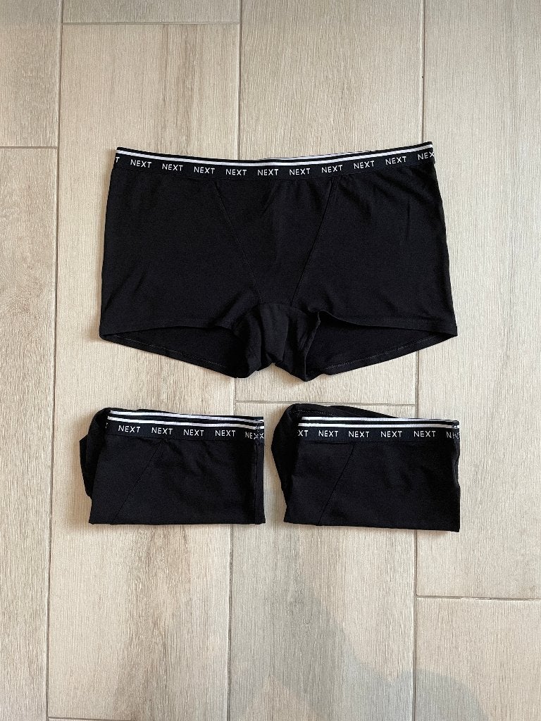 3 Nieuwe zwarte shortjes van Next maat EU 42, Next, Enlèvement ou Envoi, Noir, Pantalon ou Short