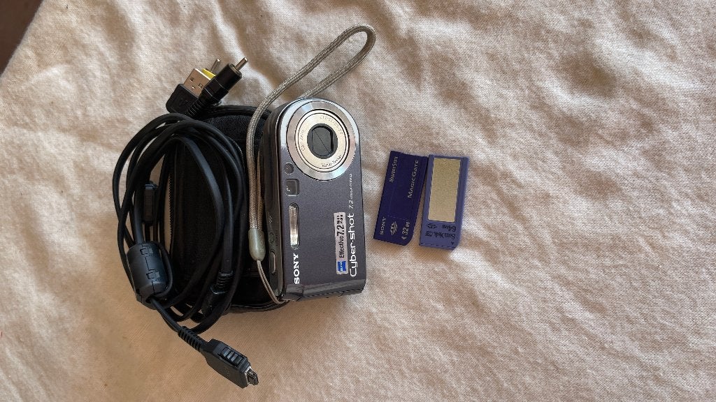 Sony Cyber-shot DSC-P200 7,2 MP + 2x Memory Stick 32 MB, Audio, Tv en Foto, Gebruikt, Overige typen, Sony, Ophalen