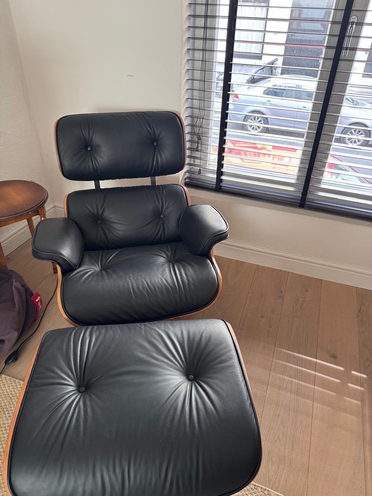 Belle réplique de chaise longue Eames avec pouf, Enlèvement, Comme neuf, Midcentury modern