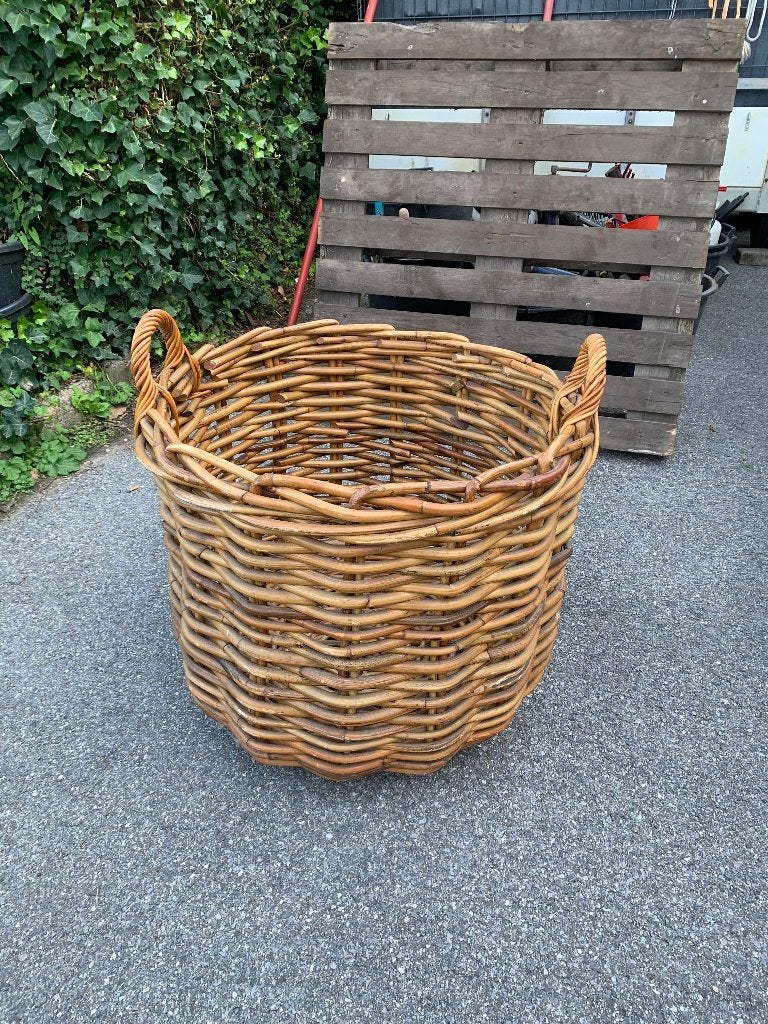 Oude rieten mand, Ophalen, Mand, Gevlochten, Rond