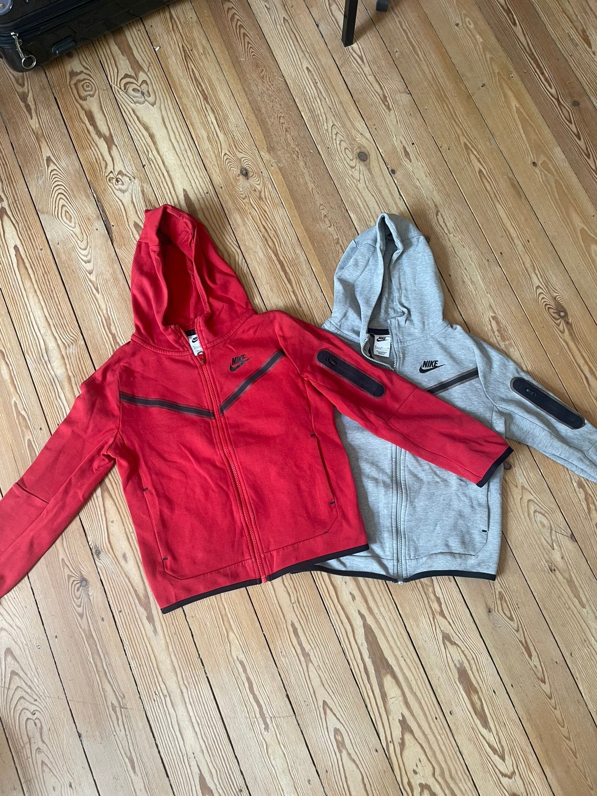2 nike tech pour enfants, Enlèvement, Comme neuf, Garçon ou Fille, Pull ou Veste
