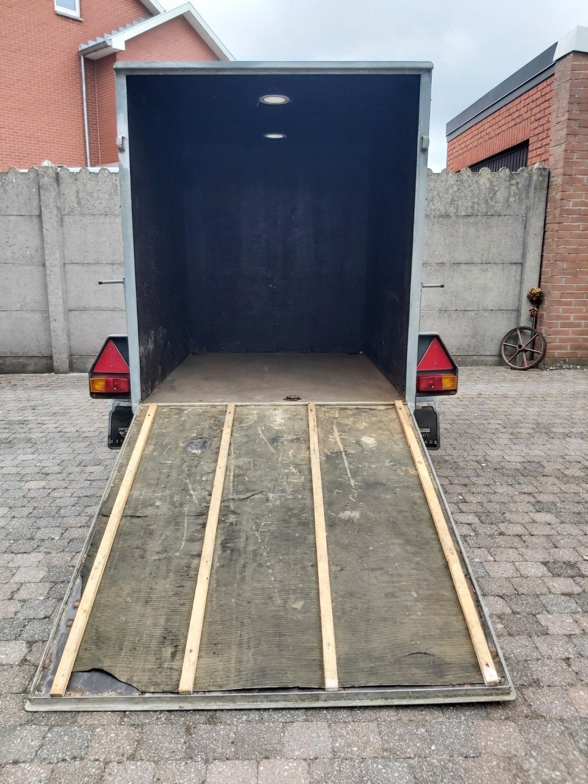 DICHTE AANHANGWAGEN, Ophalen, Gebruikt
