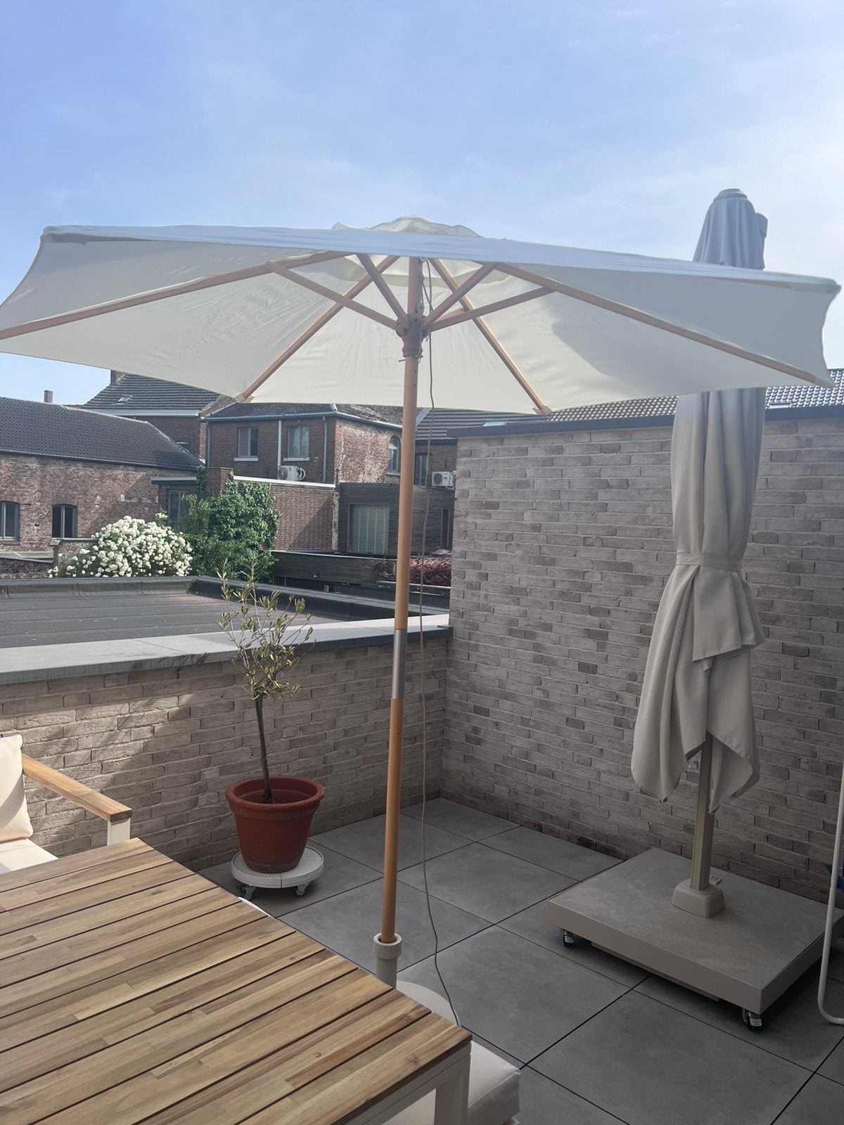Parasol met voet en hoes, Ophalen, Zo goed als nieuw, 2 tot 3 meter, Stokparasol