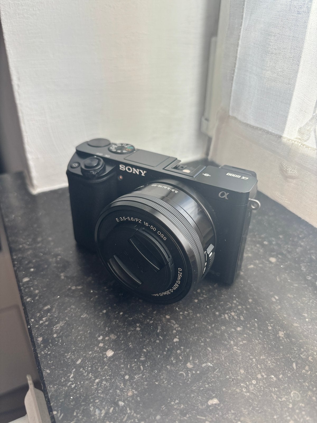 Sony A6000 + 16-50mm kitlens + 5 batterijen – Sony E-mount, Audio, Tv en Foto, Ophalen, Zo goed als nieuw, Systeemcamera, Sony