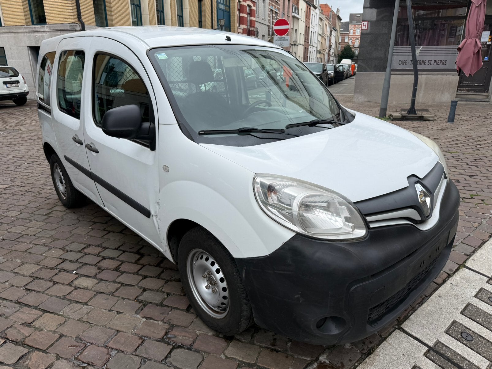 RENAULT KANGOO DIESEL 195.000km euro5, Auto's, Renault, Voorwielaandrijving, Euro 5, Stof, Zwart