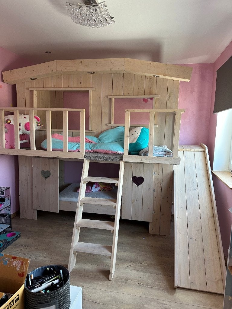 Bijzonder speelhuisbed met glijbaan en twee slaapplaatsen, Ophalen, Zo goed als nieuw, Stapelbed