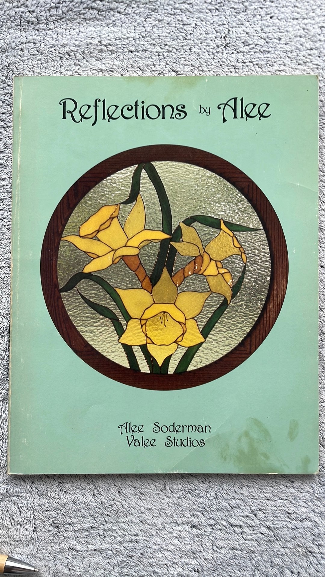 Livre de motifs en vitrail vintage Reflections (1985), Enlèvement ou Envoi, Utilisé