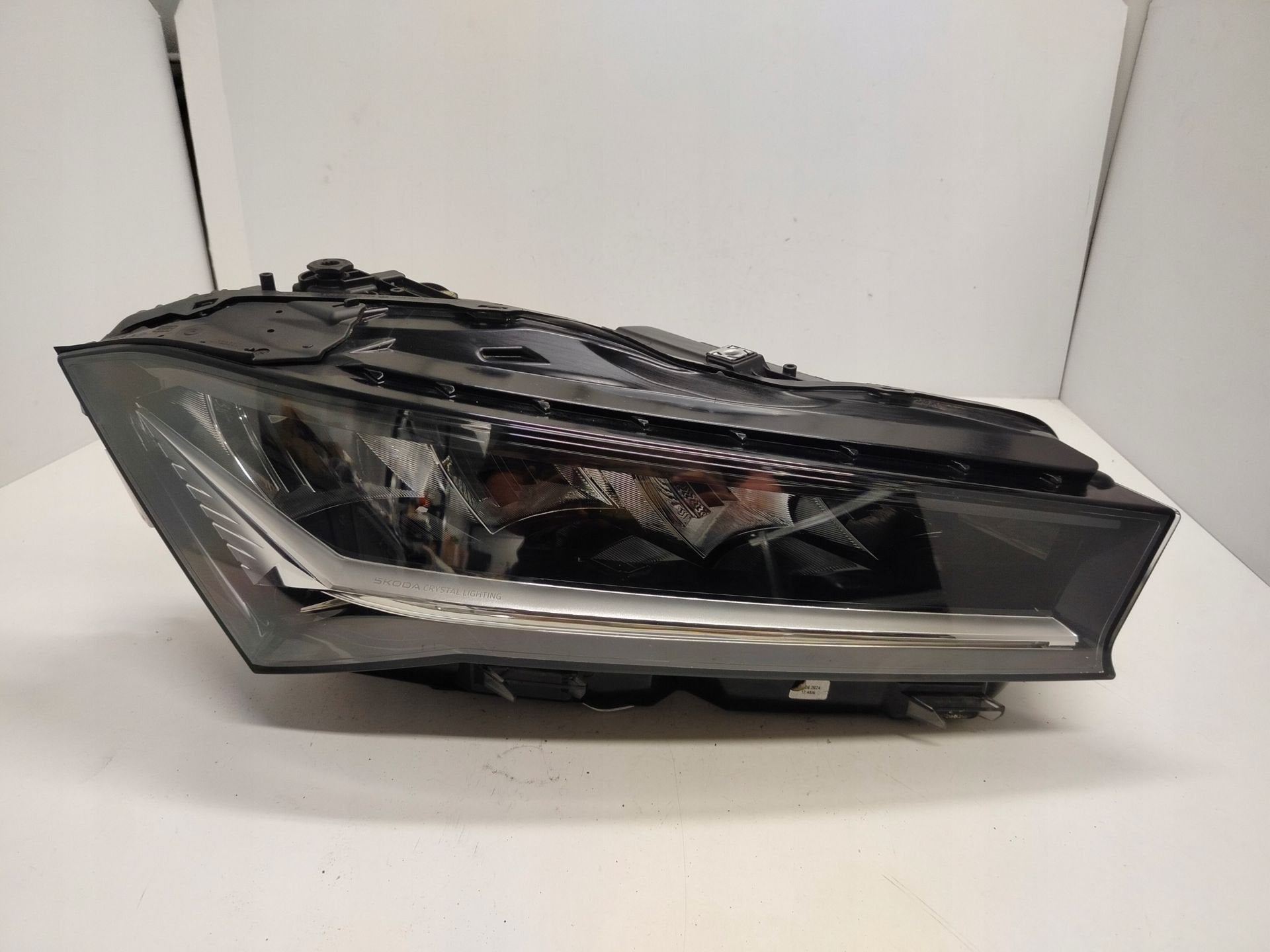 Phare droit Skoda Superb IV 3P1.941.016, Infoline@skoda-auto.cz, Tr. Vaclava Klementa 869
293 01  Mlada Boleslav, CZ, Utilisé