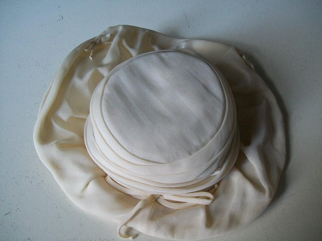 Très beau chapeau de cérémonie comme neuf 10€, Enlèvement, Comme neuf, Chapeau
