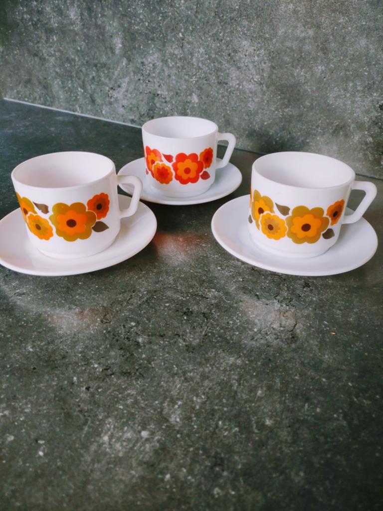 3 vintage Arcopal lotus kop en schoteltjes., Antiek en Kunst, Ophalen of Verzenden