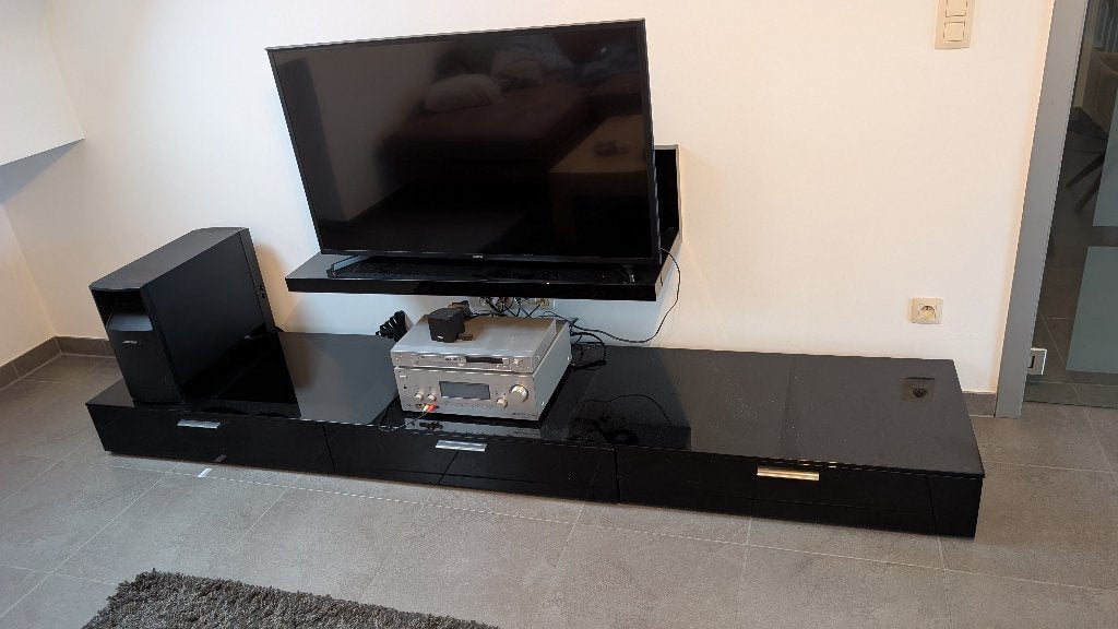 Meuble TV moderne laqué noir en très bon état., Maison & Meubles, 25 à 50 cm, 200 cm ou plus, Modern gelakte kast., Enlèvement