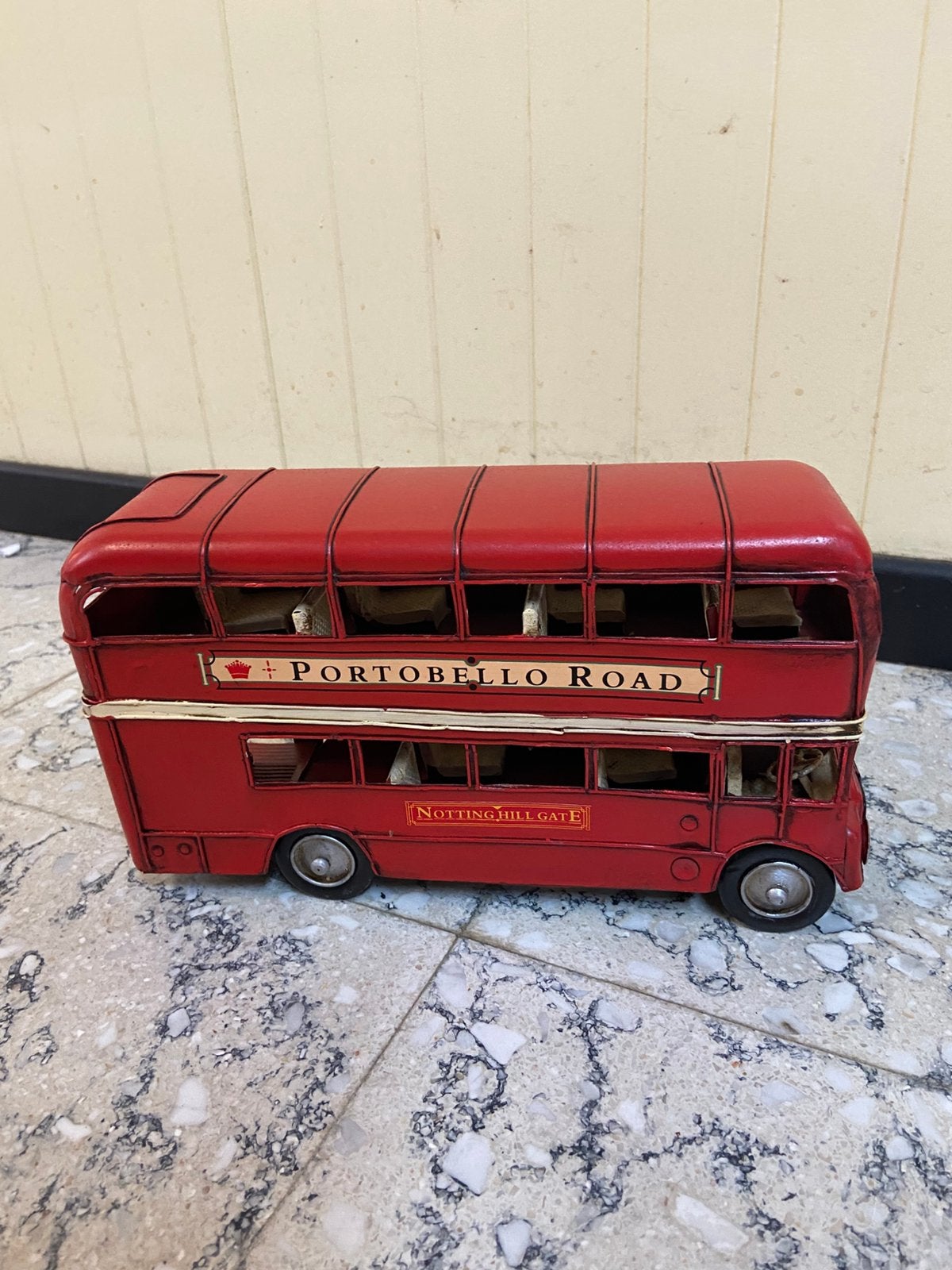 Metalen Portobello Road dubbeldekkersbus, Ophalen