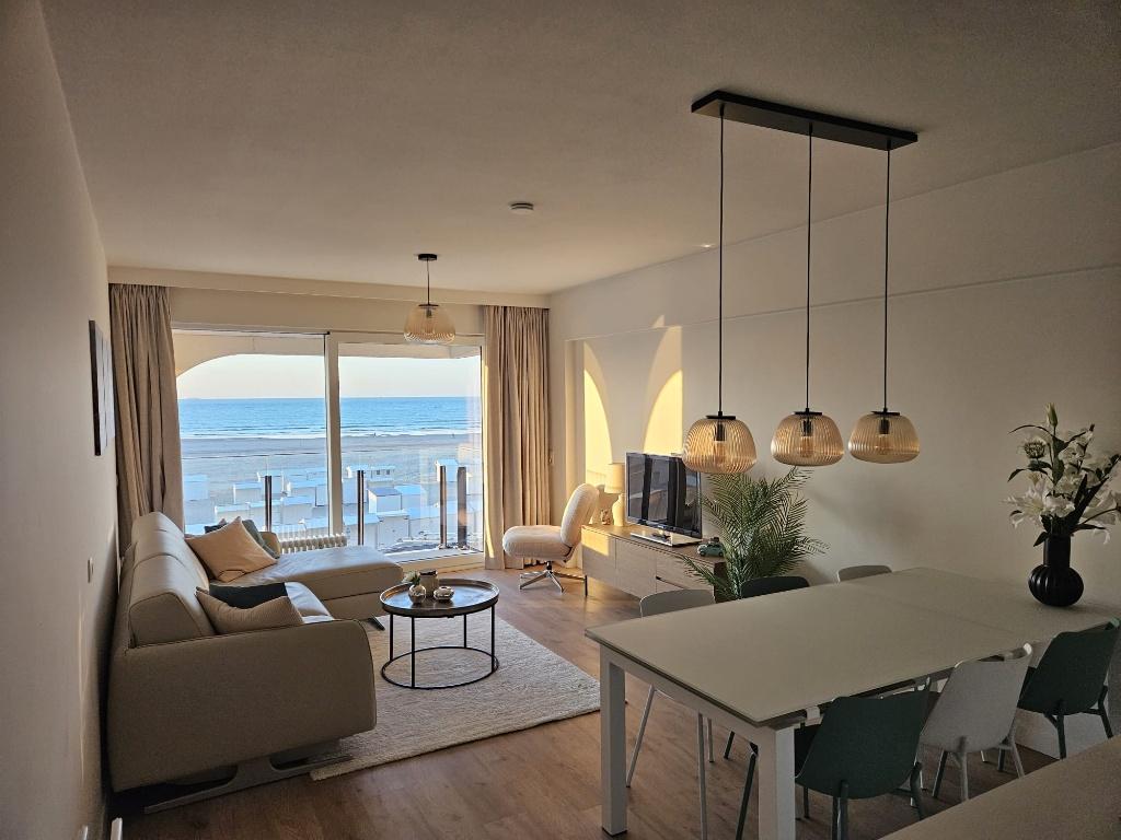 Volledig vernieuwd appartement op de zeedijk aan zee te huur, Vakantie, 2 slaapkamers, Antwerpen of Vlaanderen, Internet, Appartement