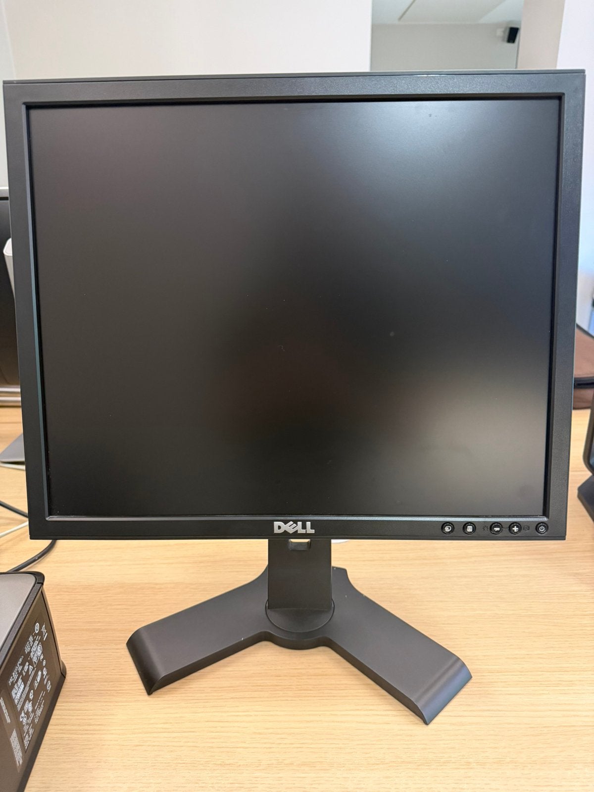 Dell P1903 19 inch LCD Monitor – VGA, DVI & USB, Computers en Software, Ophalen, Gebruikt, 3 tot 5 ms, In hoogte verstelbaar