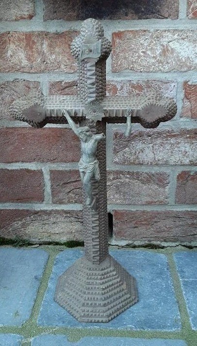 Tramp art kruisje, Ophalen