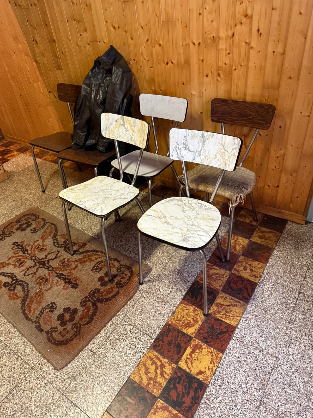 12 vintage keukenstoelen en tafel, Tuin en Terras, Ophalen, Zo goed als nieuw