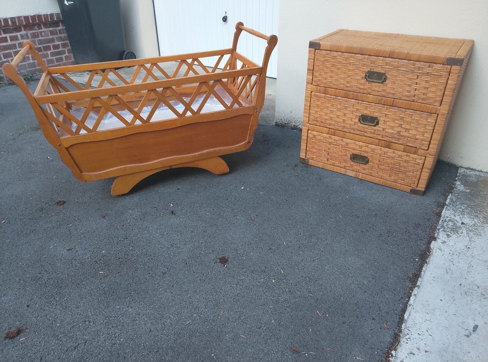 chambre enfant vintage : lit bébé matelas + commode en rotin, Enfants & Bébés, Sommier à lattes, Moins de 70 cm, Enlèvement, Utilisé