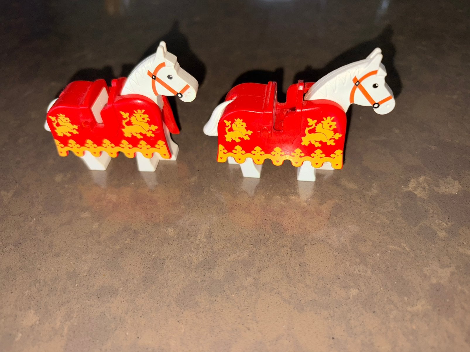 2 Lego paarden Yellow Lions Castle barding / paardenharnas, Lego, Accessoire, Ophalen of Verzenden, Zo goed als nieuw